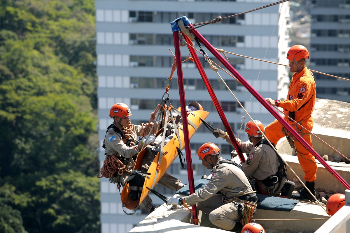 cbmerjoficial's tweet photo. Se der medo, vai com medo mesmo. Militares do @cbmerjoficial se preparam com alto rigor para atuar em qualquer tipo de cenário #CSAlt https://t.co/lHbMzNwIVl