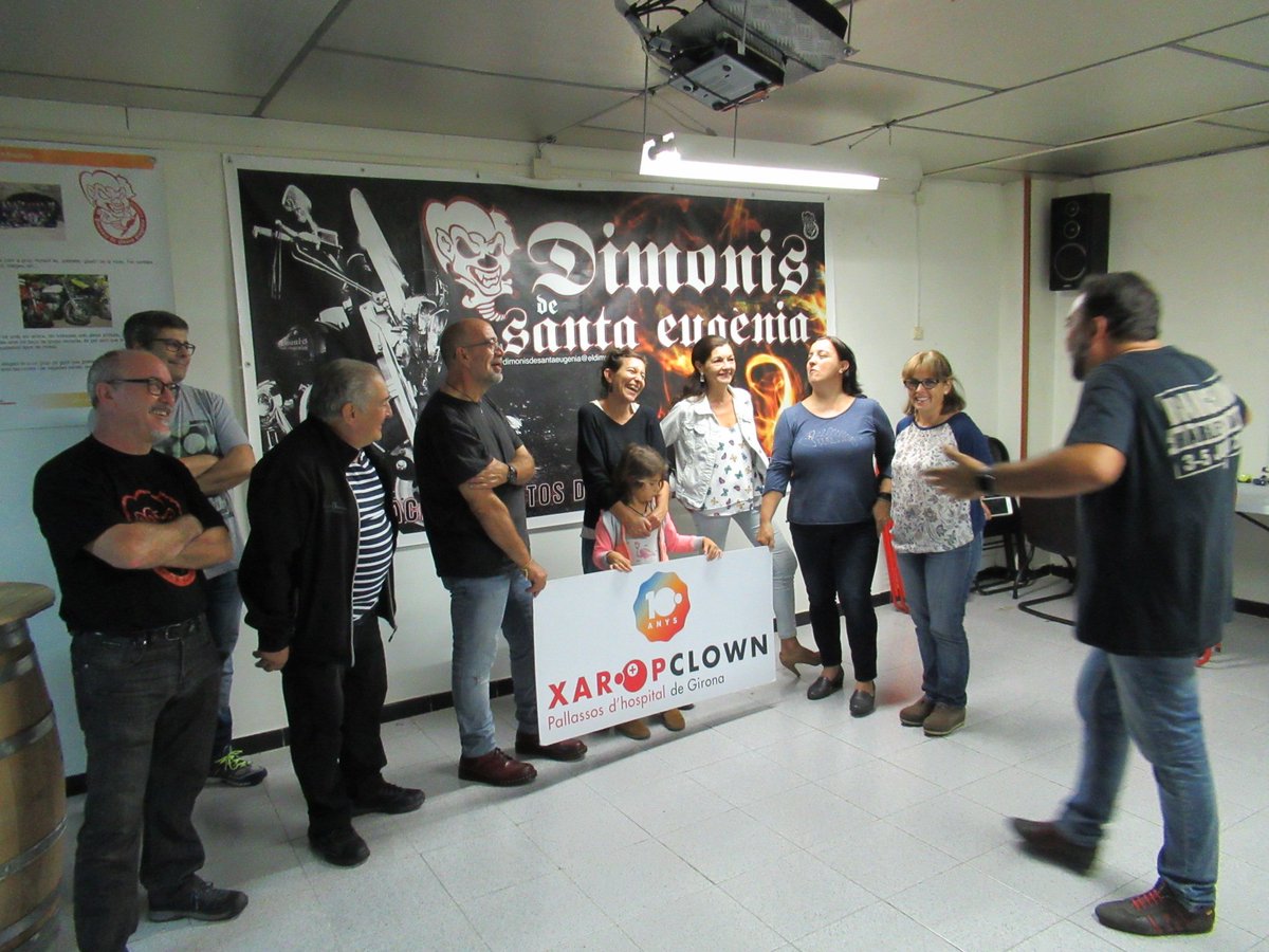 eldimonipuntcom's tweet photo. :: Els Dimonis de Santa Eugènia @dimonigran han lliurat un taló de 660€ a @xaropclown, recollits a la trobada motera eugenienca de l'11-S https://t.co/BqYUF5D5s7