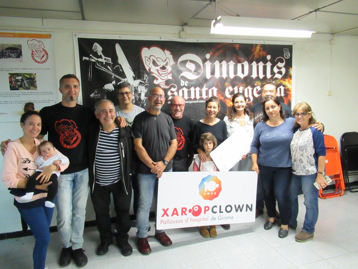 eldimonipuntcom's tweet photo. :: Els Dimonis de Santa Eugènia @dimonigran han lliurat un taló de 660€ a @xaropclown, recollits a la trobada motera eugenienca de l'11-S https://t.co/BqYUF5D5s7