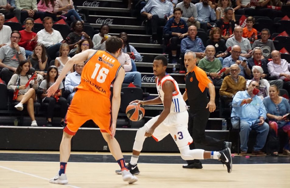 sporbord's tweet photo. 1.Periyot Sonucu | Valencia Basket 19-13 Anadolu Efes #VBCEFS @AnadoluEfesSK https://t.co/xdQsOGZ6be