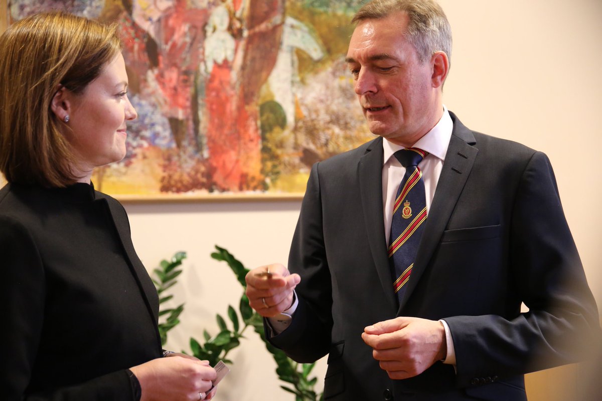 Glad og stolt over å ha tatt over kontoret til <a href="/BakkeJensen/">Frank Bakke-Jensen</a>. Vil som Frank stå opp EØS-avtalen, sikre norske interesser i Brexit og fremme samarbeid på de områder Europa må stå samlet