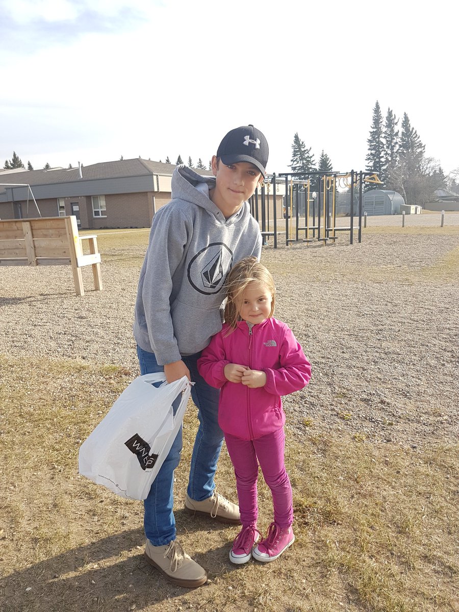 Kaylaonu's tweet photo. #wellness10 and the kindergarten class buddied up yesterday to clean up the school yard! #EducationWeek2017 #ItunaSchool https://t.co/ijbRflLSCC