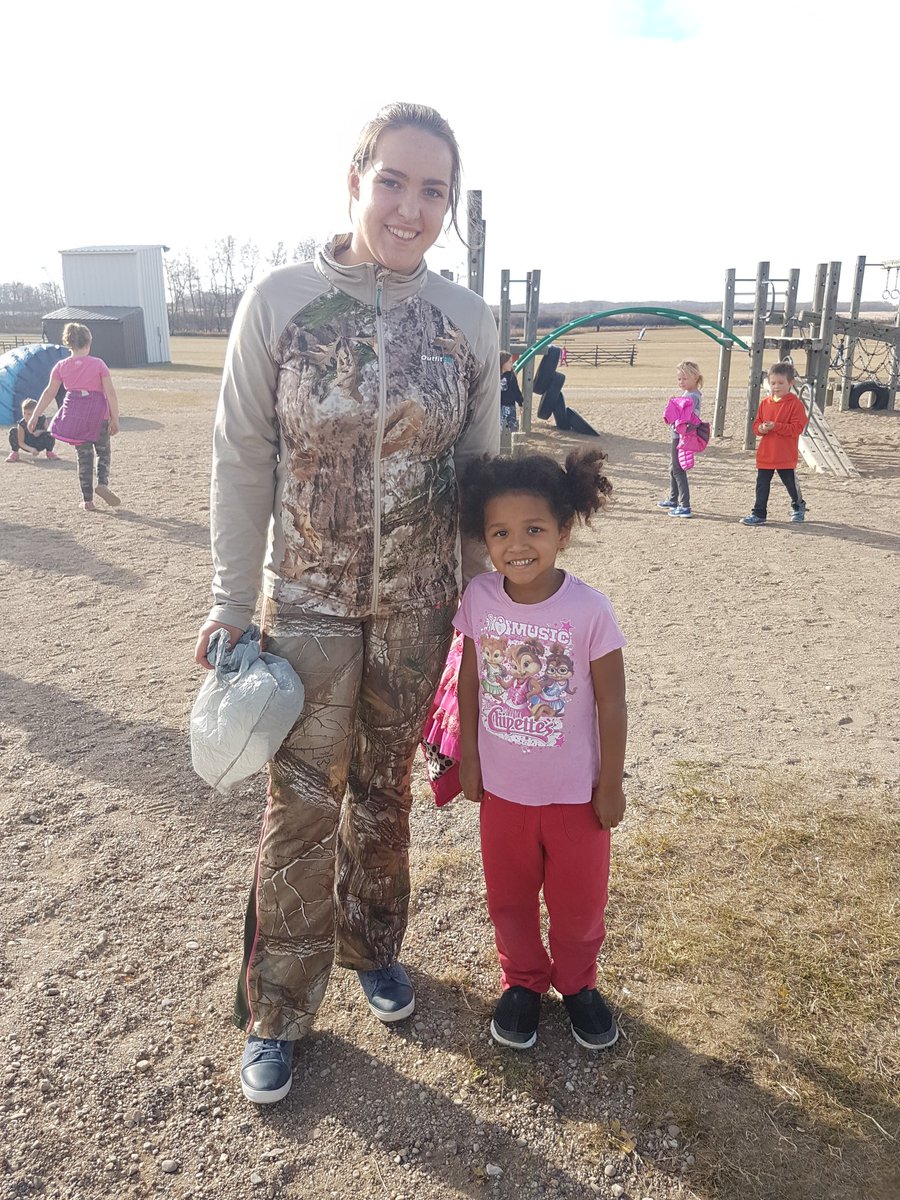 Kaylaonu's tweet photo. #wellness10 and the kindergarten class buddied up yesterday to clean up the school yard! #EducationWeek2017 #ItunaSchool https://t.co/ijbRflLSCC