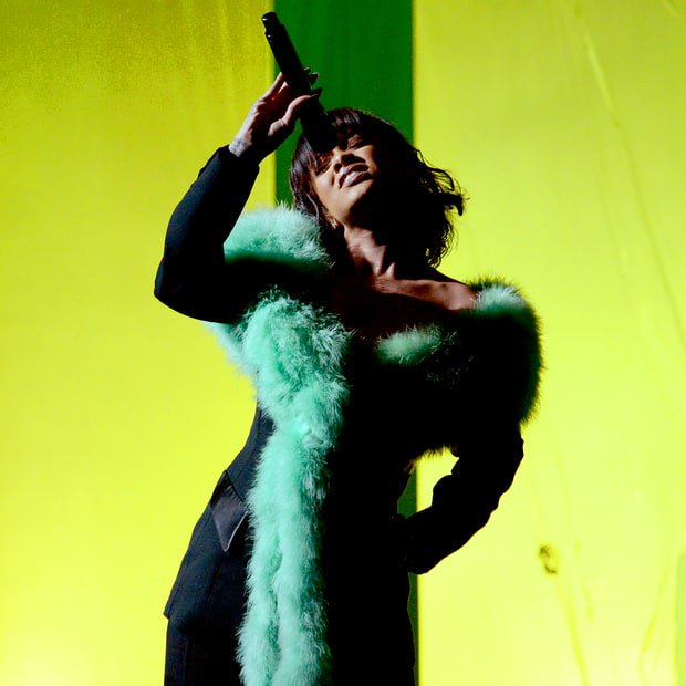 Adoring_RiRi tweet picture