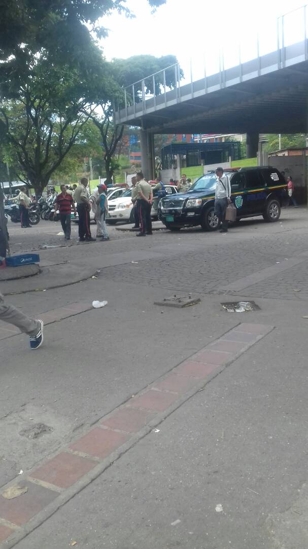 ecopopularpetar's tweet photo. Porque no cuidan al pueblo del municipio Sucre. Saqué sus conclusiones no permiten q los trabajadores de la economía popular del metro trab. https://t.co/Rgt7OGrnsY