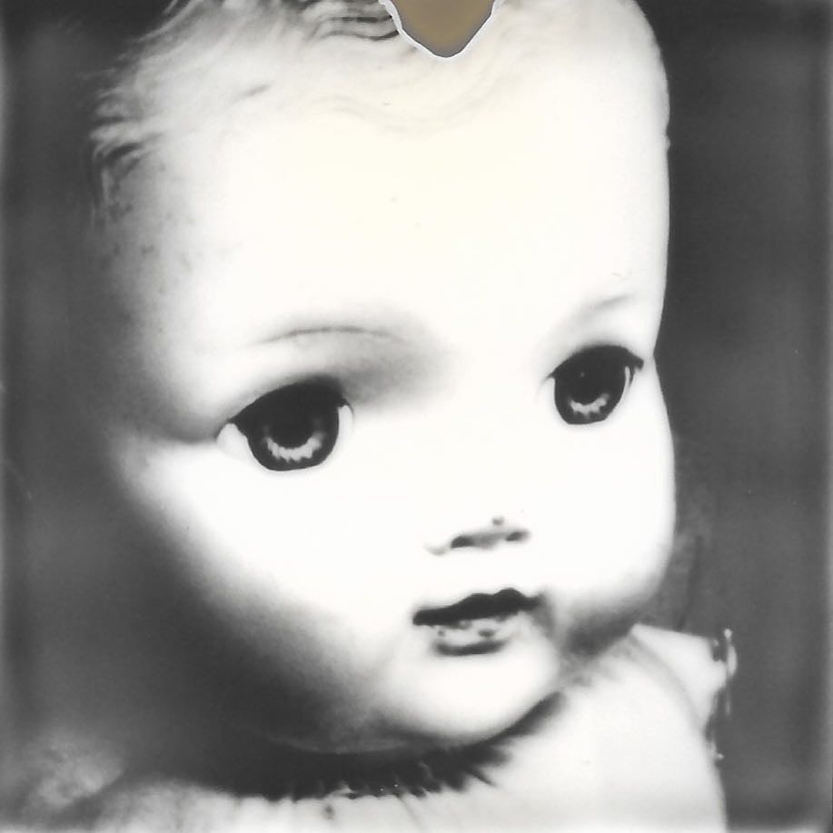 jodielovescolor's tweet photo. Last creepy doll for #polaroidweek2017 #instantlab #impossibleproject #expiredfilm #instantfilm #tw https://t.co/CuCF855Rdm https://t.co/DyEQuOhYEw
