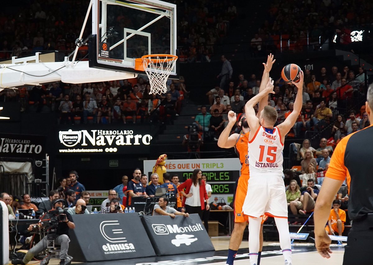 AnadoluEfesSK's tweet photo. Valencia Basket 38 - 38 Anadolu Efes | İlk Yarı Sonucu #GücünüOrtayaKoy #VBCEFS #GameON https://t.co/u1JJ0XLe7q