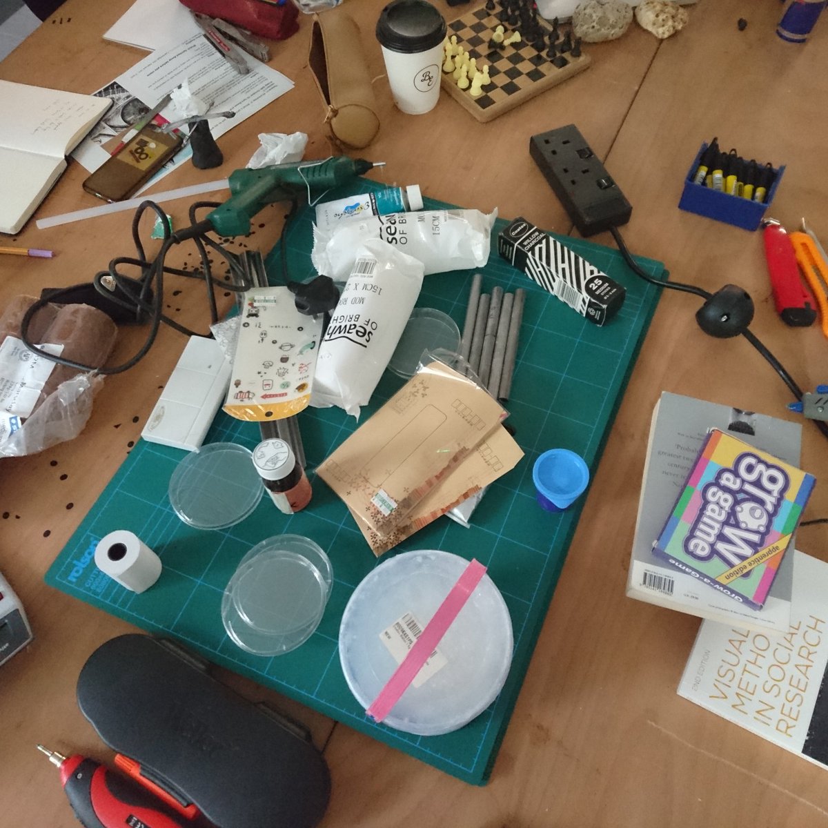 dylanyamadarice's tweet photo. #visual methods are best taught through doing I think. #knowingthroughmaking #research Today in the @RCAIED lab https://t.co/r0NlO6vtl5
