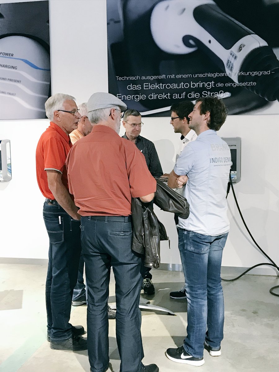 InnovationLab17's tweet photo. Unsere Stromify Prosumer tauschen sich untereinander aus und informieren sich über Stromify Produkte #stromify #innovationlab17 https://t.co/mgVehL4mD8