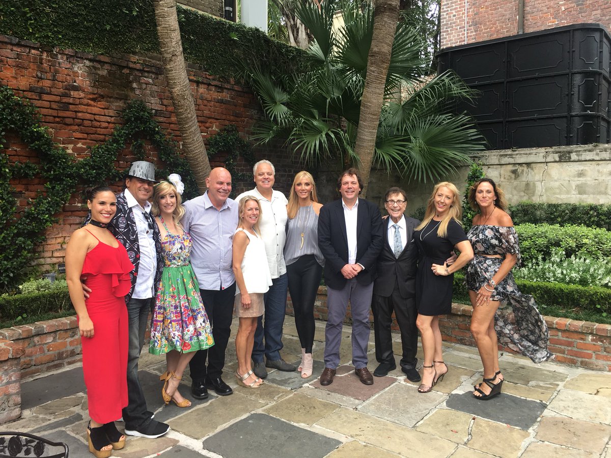 TrixMinx's tweet photo. Had SO much fun @KreweofBoo royal luncheon 💗👑💗 @BobbyHebert3 @BrianKernRE @BroussardsNOLA #nola #neworleans #halloween #parade @trashydiva https://t.co/PhwuTRwcW8