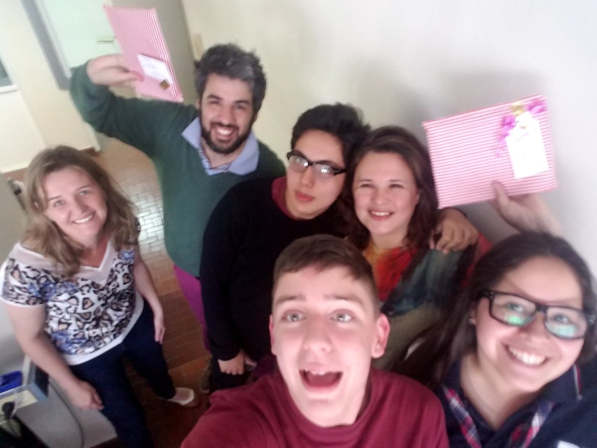 SoleCasasola's tweet image. Hoy en el IES N 9233 d Sta Fe c/ @ceviceconte dando un #Taller de #MemesDeCienciaUNR @ComCienciaUNR junto al #Labgraf  @FCPolitUNR #Felices