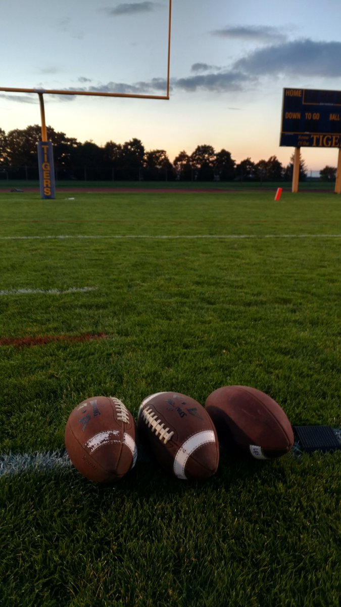 LyndenLionsFB's tweet photo. It's about that time! HUGE Game! #GoLions #BeatBE https://t.co/cVn4W3x2cc
