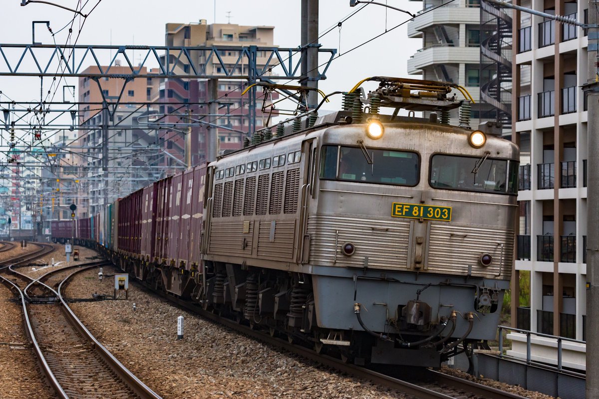 宿河原人 過去の写真から 吉塚駅の博多よりです Ef81運用で日中にココを登るのは58レくらいしかないので 夏の18時半頃の58レ撮影は貴重 その後しばらく千早で停車して19時頃に香椎でもう一度 撮影しました カーブをくねくねするのがカッコイイです