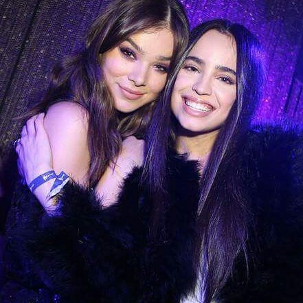 squadscpy's tweet photo. @SofiaCarson junto a @HaileeSteinfeld  en #InspiritDay 💜✨ https://t.co/rMWTeqD5iS