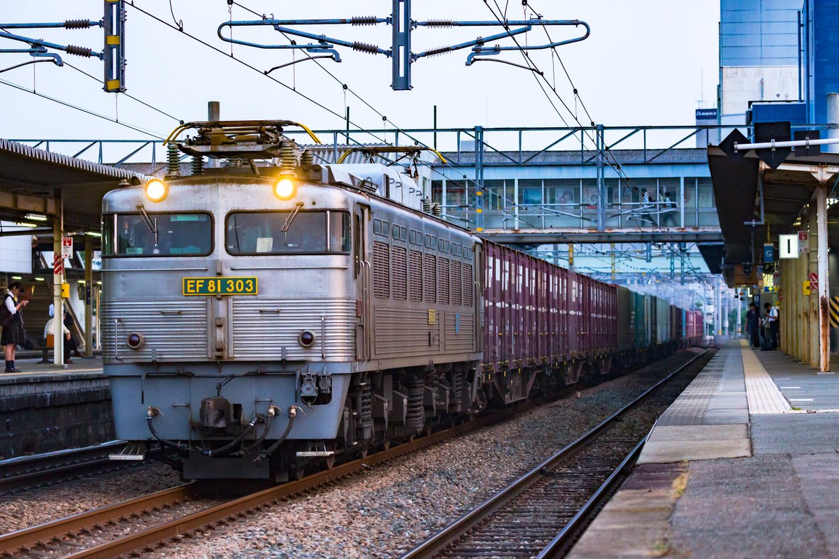 宿河原人 過去の写真から 吉塚駅の博多よりです Ef81運用で日中にココを登るのは58レくらいしかないので 夏の18時半頃の58レ撮影は貴重 その後しばらく千早で停車して19時頃に香椎でもう一度 撮影しました カーブをくねくねするのがカッコイイです
