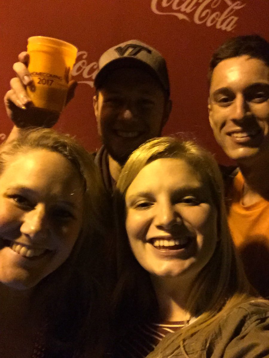 anna_stuck's tweet photo. Good times, better people #RefreshCrew https://t.co/hcILLPrcyt