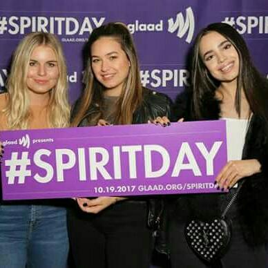squadscpy's tweet photo. @SofiaCarson @paudachar @tanyarad en el evento de @glaad #SpiritDay 🎈 https://t.co/uQXJkQzj6I