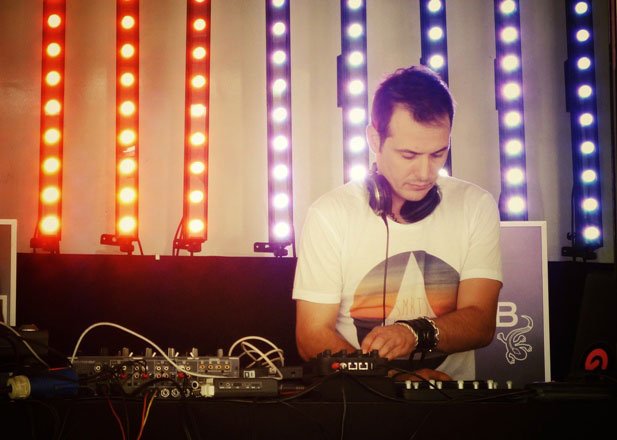 VCL_Clubbing's tweet photo. Pole Folder - Live at ...-#VirtualClubbingLife #VCL #PoleFolder #ADE2017 #deejay #dj #DJ...-https://t.co/mvefBNrBD9 https://t.co/7ES1DxZZPS