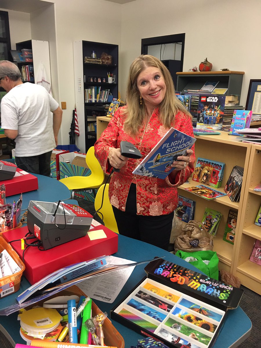 hillsidepk's tweet photo. #FCSvanguard helping out at the Hillside Book Fair and International Night!@hillside_media @HillsideES #Vanhuskies #Socoolatschool https://t.co/AVfWZB59Ay