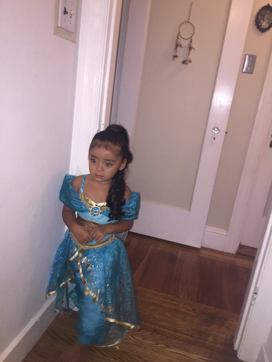 LIVMUSIQ's tweet photo. Ummmm why I got my daughter a pony tail for her Halloween costume and now she doesn't know how to act?????? https://t.co/XLEU4XKzXD