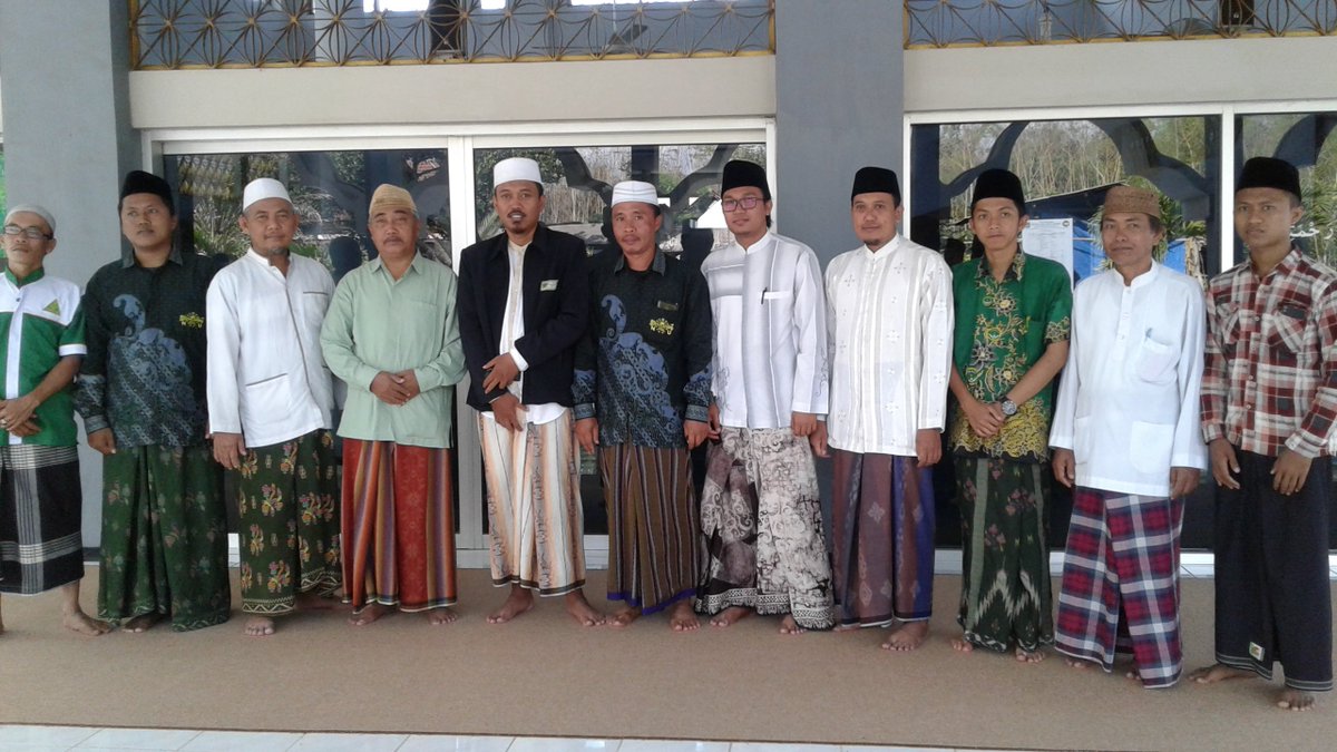 salim_asy's tweet photo. Alhamdulillah uda selesai acara diklat aswaja nya 
21-10-2017 https://t.co/TgDXqeYrtd
