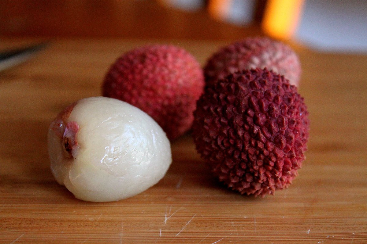 watermullinn's tweet photo. Who knew that lychees were so packed with fructose?! Lychees measure in at a whopping 29g of sugar per cup! #highsugar #googleimage #fsucan https://t.co/SlwJfGuEPH