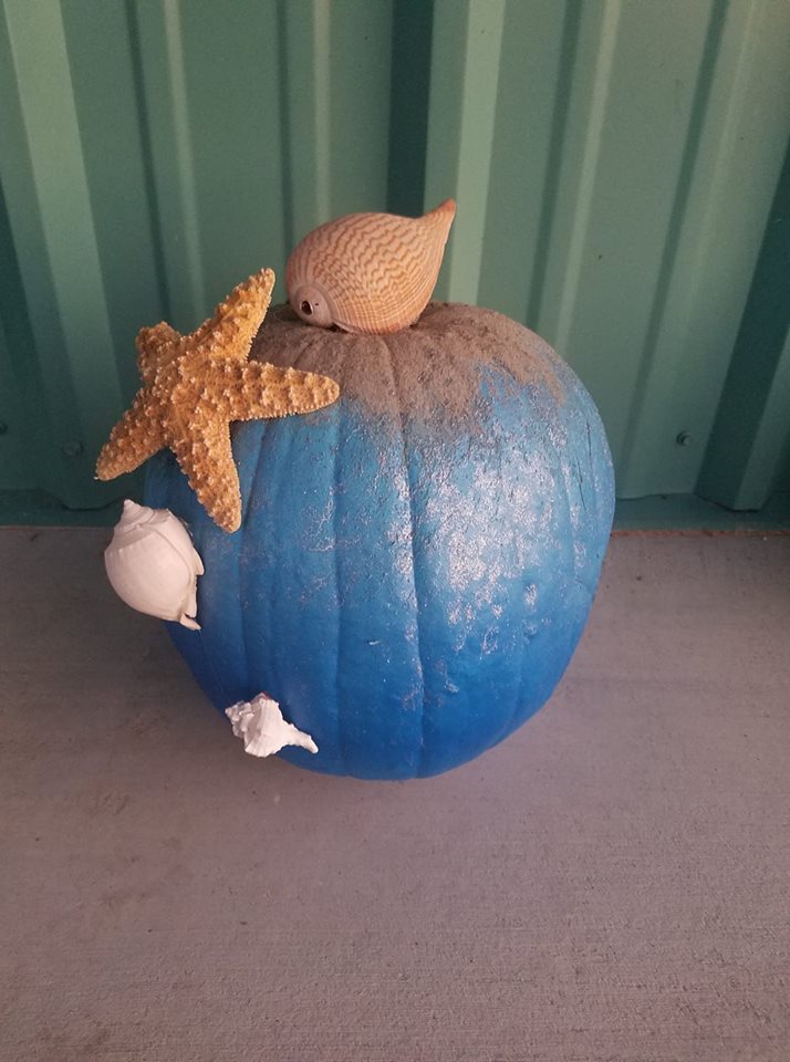 How awesome is this beach-themed pumpkin from Sandy Bates-Krause?! #Pumpkins #Halloween