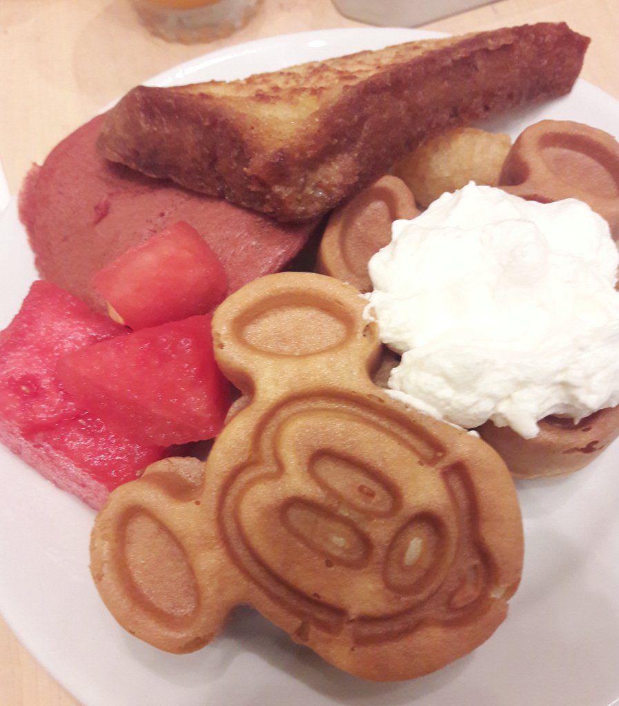 PancakeGabi's tweet photo. Breakfast at 1900 Park Fare, was one of my best meals at #wdw Great service, characters &amp; food. I definately recommend it! 😊👍 #WDWLarty https://t.co/ZO3twdOrx3
