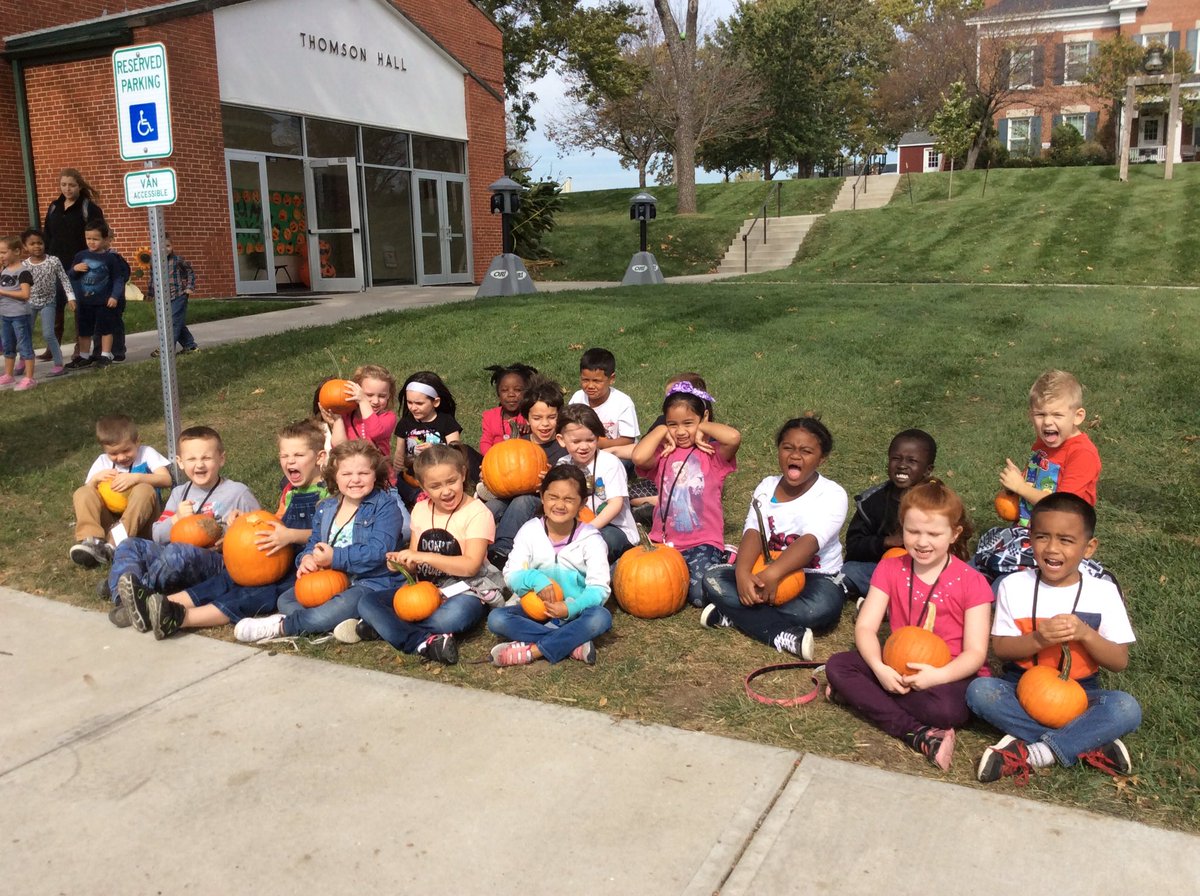 amanda_aidnik's tweet photo. We loved visiting DrummFarm today. #corngrinding #pigs #pumpkinpatch #sortingpumpkinsbysize #millcreekproud @Mill_Creek_ISD https://t.co/zEJWpriIvh