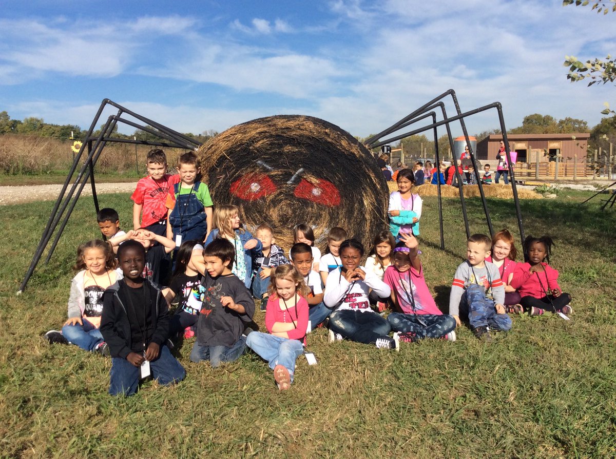 amanda_aidnik's tweet photo. We loved visiting DrummFarm today. #corngrinding #pigs #pumpkinpatch #sortingpumpkinsbysize #millcreekproud @Mill_Creek_ISD https://t.co/zEJWpriIvh