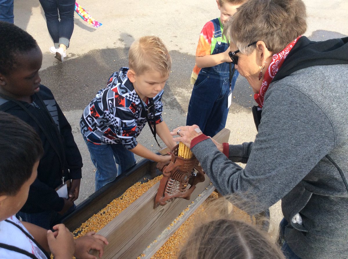 amanda_aidnik's tweet photo. We loved visiting DrummFarm today. #corngrinding #pigs #pumpkinpatch #sortingpumpkinsbysize #millcreekproud @Mill_Creek_ISD https://t.co/zEJWpriIvh