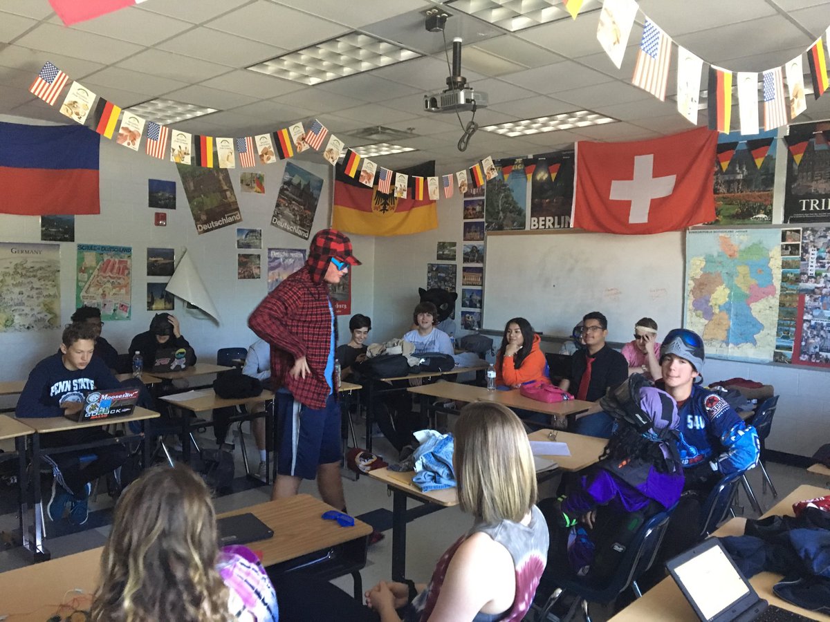 frauclee's tweet photo. Love how my students have fun learning German! #WeAreCosby https://t.co/aaciXHiAFv