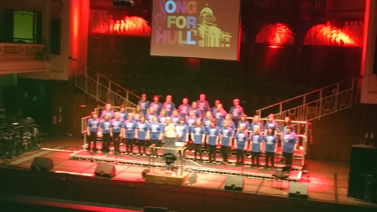 #songforhull <a href="/Heychoir/">mooncat_R</a> <a href="/JonathanAnsell/">Jonathan Ansell G4</a> #hullcityhall great entertainment and great song