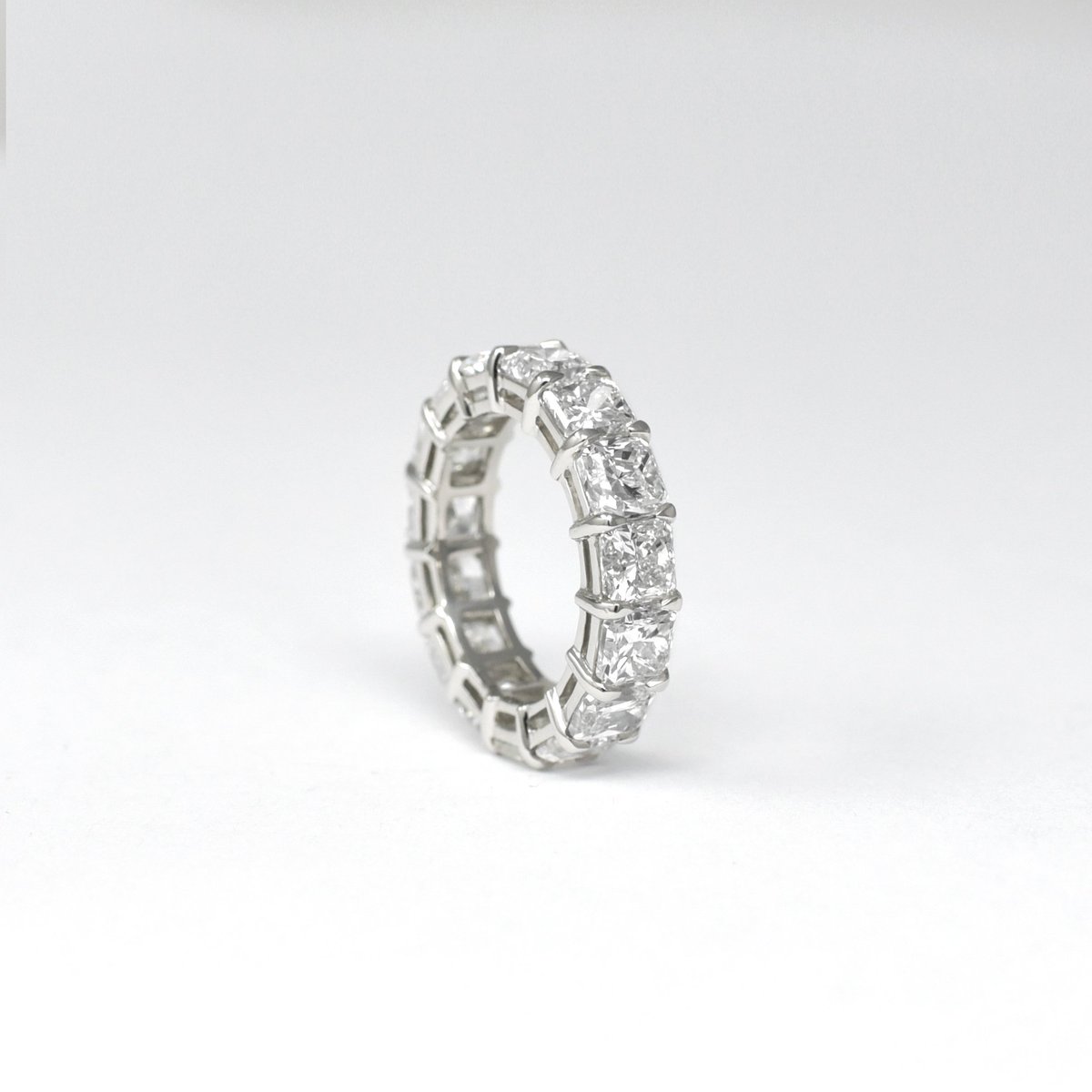 danielcohouston's tweet photo. Brides-to-be: Are you looking for some BLING for your wedding ring? As for our diamonds, they are D/E/F/G/H in color and VS1 in clarity. https://t.co/vRR1EtoPzh