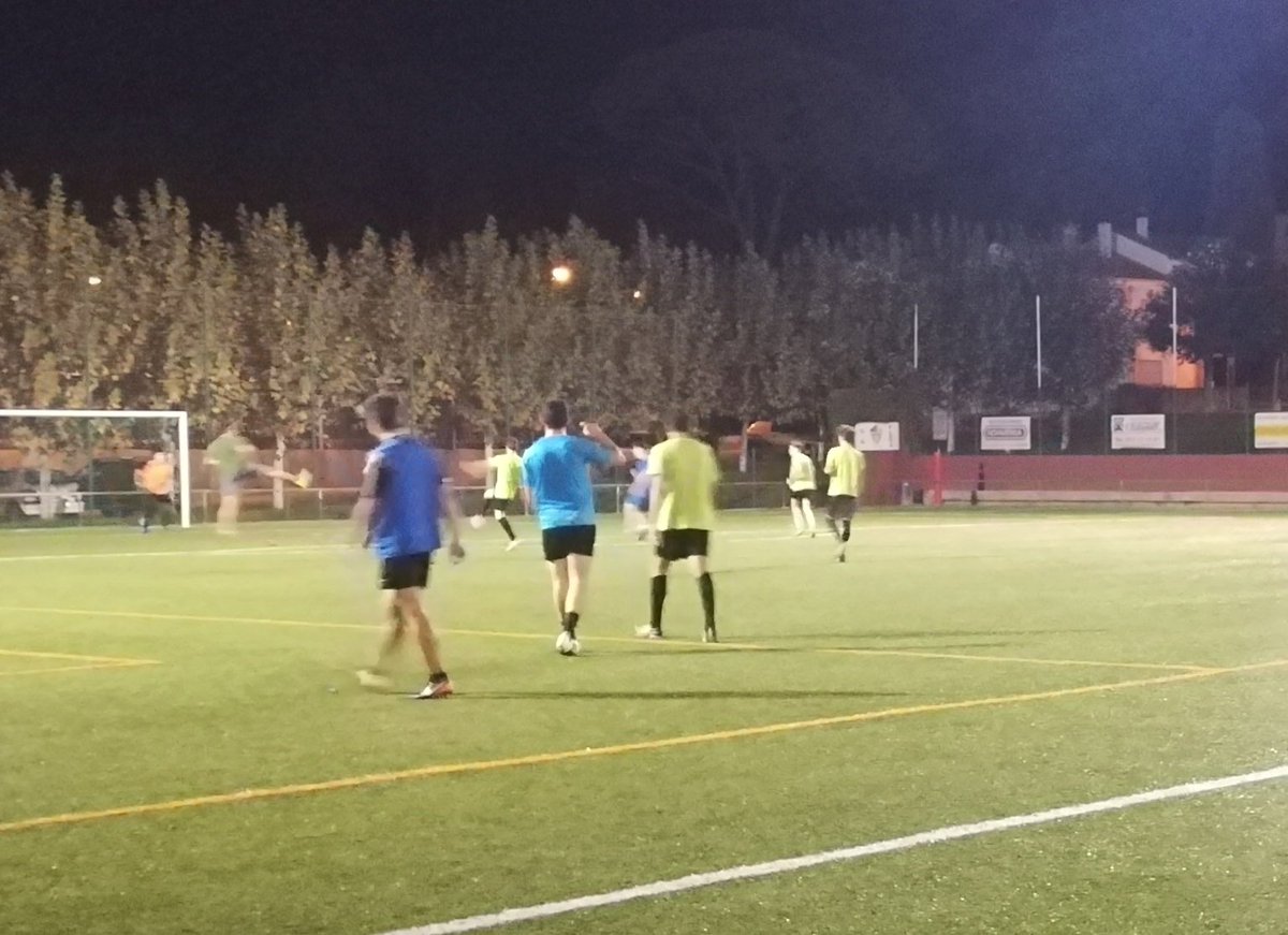 socdelflaca2016's tweet photo. #BaseCEF Entrenament conjunt dels juvenils i els cadets abans dels seus respectius partits del cap de setmana. https://t.co/vExLFQeeer