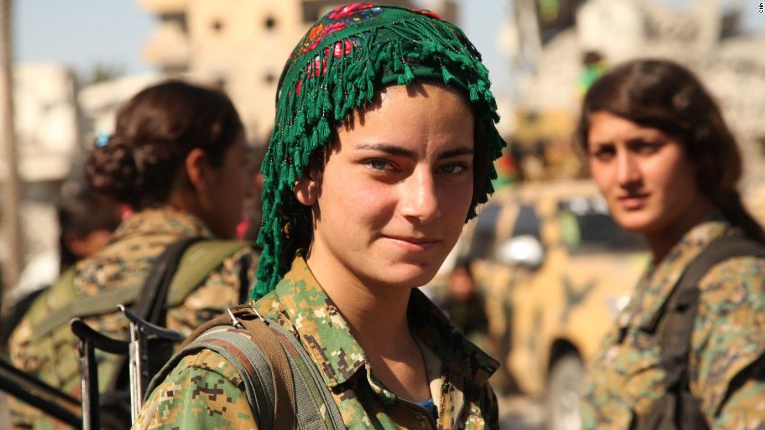CNNEE's tweet photo. Estas mujeres ayudaron a derrotar a ISIS https://t.co/VnYbg2iai7 https://t.co/cymiLHp3hT