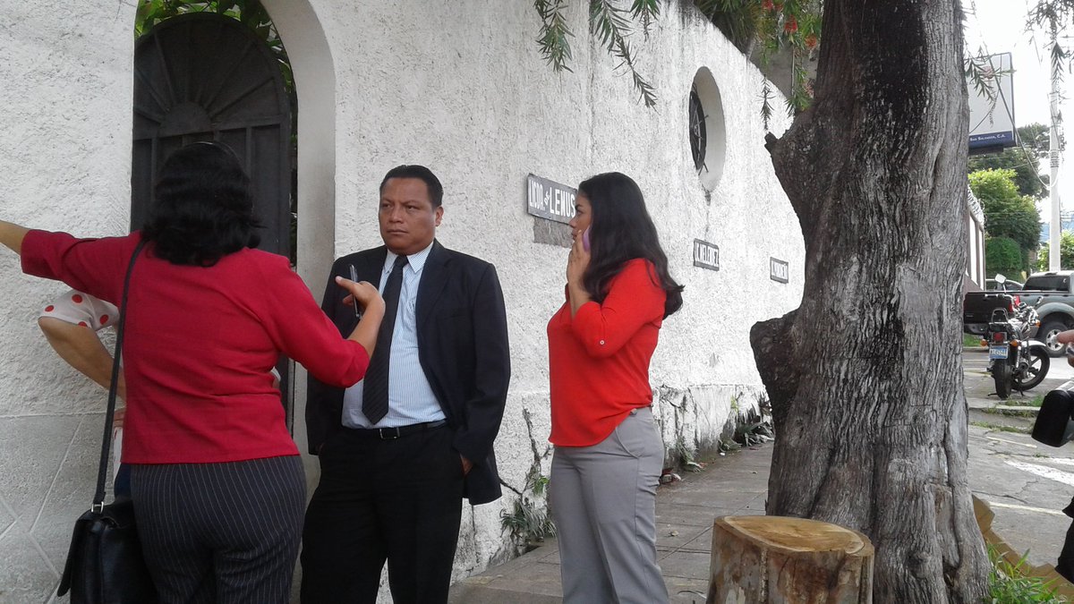 fm_1932's tweet photo. Nuestro futuro diputados por Cuscatlán @miltongaray1 e Idalia Jirón esta tarde apunto de inscribirse @TSEElSalvador https://t.co/uJb7kXJZTS
