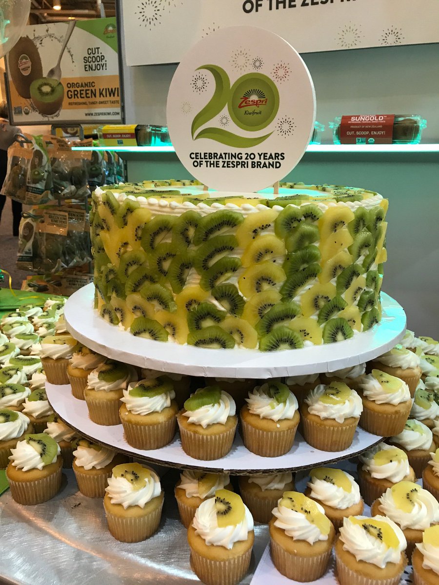 ZESPRIkiwifruit's tweet photo. Thanks for celebrating our 20th Anniversary with us @PMA #freshsummit2017 🎂 Cheers to 20 more!🥂 https://t.co/ive2RYy0Lt