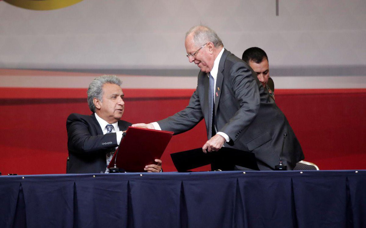 Presidencia_Ec's tweet photo. Presidente @Lenin Moreno y su homólogo peruano @ppkamigo suscriben la declaratoria de Trujillo #BinacionalPerúEcuador 🇵🇪🇪🇨 https://t.co/WQIBc5aLoZ