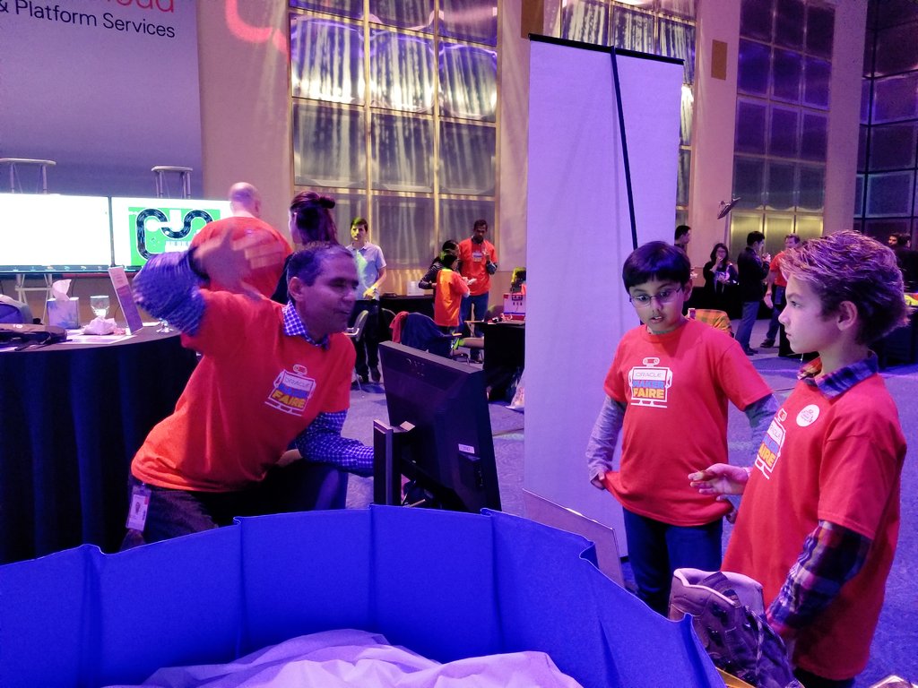 gozelaamoth's tweet photo. .@LancyS @oauxcloud maker talks to 4th graders about augmented avalanche rescue project using gadgets #OracleMaker Fair @InnovateOracle https://t.co/oulH5VsV1D