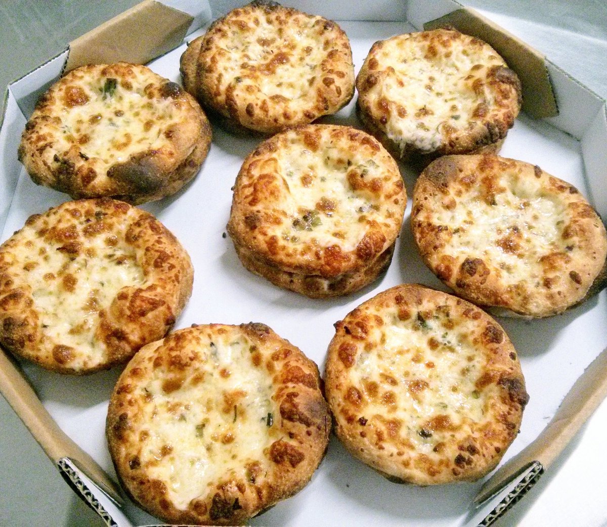pannepizzaria's tweet photo. Hoje tem !! 9 9828 6409 (zap)
#pannepizzaria #panne #pizza #pizzaria #pizzariasenges #pizzafood #foodpizza #senges #hojetem #esfirra #esfiha https://t.co/lMGqfIGBAQ