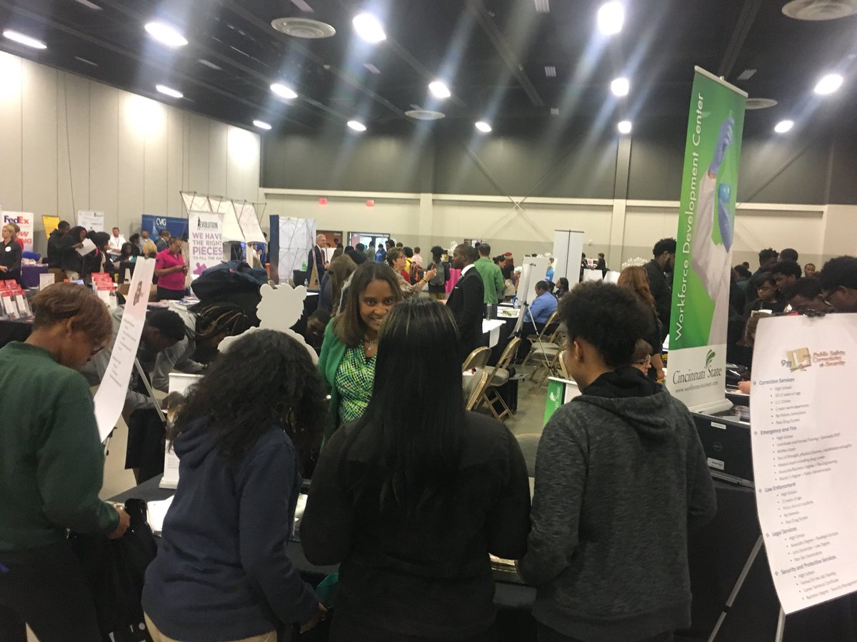veronica3d61's tweet photo. What an amazing day for CPS juniors at the CPS Career Expo! So many opportunities await you!! #careercollaborative @IamCPS @urbanesc https://t.co/NxDb7Gks4H
