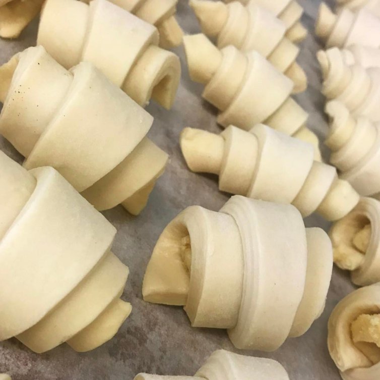 Commerciald's tweet photo. Rollin' on a #Friday... #croissant #puffpastry #TGIF #vancouverbakery #YVRbakery #YVReats #commercialdrive #butter #vanfoodie #604eats #TGIF https://t.co/SBYhOm5yMO