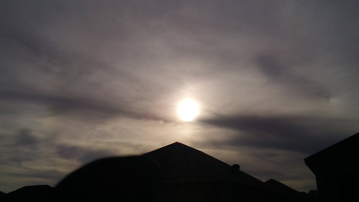 winstonwhitebox's tweet photo. Been spraying our skies since before daubreak. Look at this crap and what ate we doing about this our "voted" officials? https://t.co/2vfloUX41g