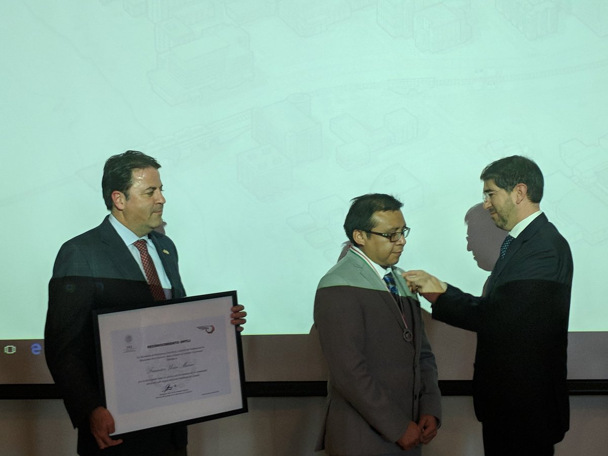 EmbaMexCan's tweet photo. El embajador @DionisioPerezJ entregó el #ReconocimientoOthli al Dr. @FranciscoUcan destacado miembro de la comunidad,  @CEIMEXCAN  @IME_SRE https://t.co/GXR4xkF4Tx