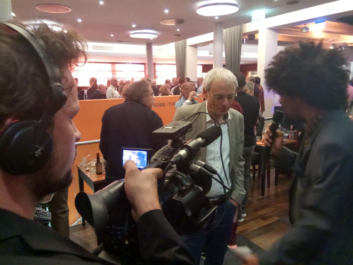 streetbolzer's tweet photo. Streetbolzer TV in action bei der Dt. Akademie für Fußball-Kultur #kreativ #fubakup https://t.co/Gt7dLnjB2W