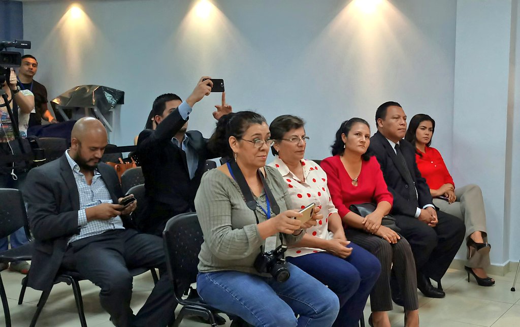 FMLNoficial's tweet photo. Secretario General del @TSEElSalvador recibe oficialmente la inscripción de las planillas para diputados de Cabañas, Chalatenango, Cuscatlán https://t.co/PUirkxfuxc