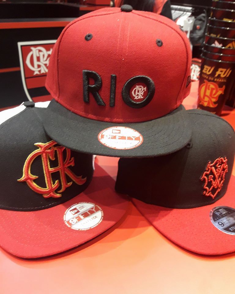 Os caps do Mengão, fazendo a cabeça da Nação! Compre aqui: bit.ly/2hEwaA7 #IssoaquiéFlamengo #NacaoRubroNegra #Fla