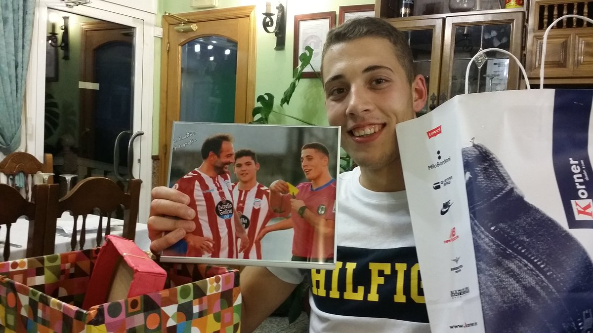 DavidRP_'s tweet photo. @landrobervilar aquí celebrando o cumple de @braisgarcia1 culpable da expulsión de @LandRoberTVG. Hai que ser legales. https://t.co/XcfM6Zbdp9