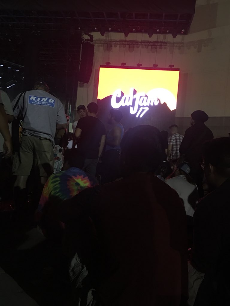 MandyChatigny's tweet photo. Just out with @amy_wesson doing Amy Wesson things. And also choking on vape smoke #caljam17 https://t.co/rsFXwHYsMT
